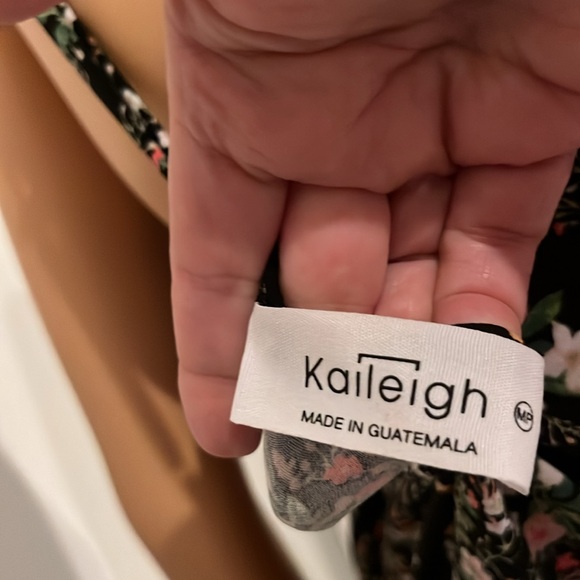 Jumpsuit MP cropped black floral- In excellenf used condition - Picture 4 of 4